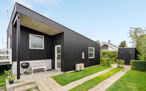 Maleen - 100M from the Sea: Toit, Maison, Domicile, Chalet, Porte, Siding, Plate-Forme, Porche, Planche, Dur