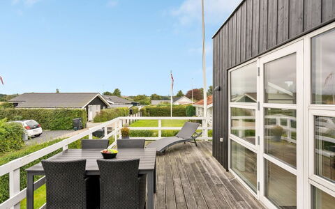 Maleen - 100M from the Sea: Toit, Maison, Domicile, Chalet, Porte, Siding, Plate-Forme, Porche, Planche, Dur