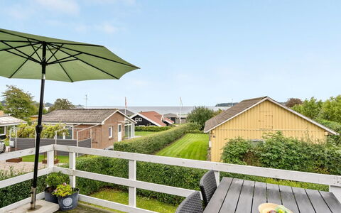 Maleen - 100M from the Sea: Toit, Maison, Domicile, Chalet, Porte, Siding, Plate-Forme, Porche, Planche, Dur