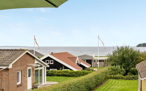 Maleen - 100M from the Sea: Toit, Maison, Domicile, Chalet, Porte, Siding, Plate-Forme, Porche, Planche, Dur