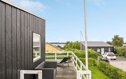 Maleen - 100M from the Sea: Toit, Maison, Domicile, Chalet, Porte, Siding, Plate-Forme, Porche, Planche, Dur