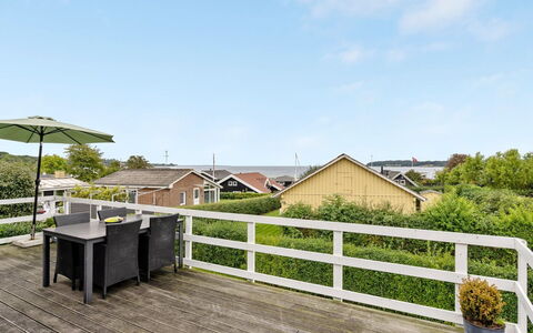 Maleen - 100M from the Sea: Toit, Maison, Domicile, Chalet, Porte, Siding, Plate-Forme, Porche, Planche, Dur