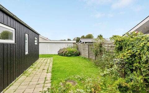 Maleen - 100M from the Sea: Toit, Maison, Domicile, Chalet, Porte, Siding, Plate-Forme, Porche, Planche, Dur