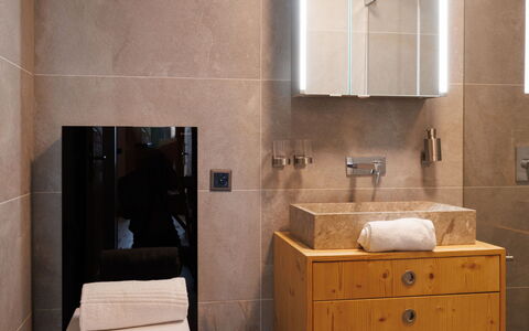 Nous Deux: Sol, Design Intérieur, Mur, Lavabo, Luminaire Plomberie, Évier, Sol, Miroir, Salle De Bains, Comptoir