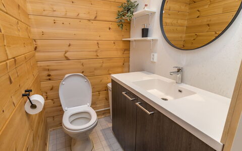 Villa Tuisku: Siège De Toilette, Toilette, Salle De Bains, Luminaire Plomberie, Bois, Lavabo, Sol, Armoire De Toilette, Sol, Évier