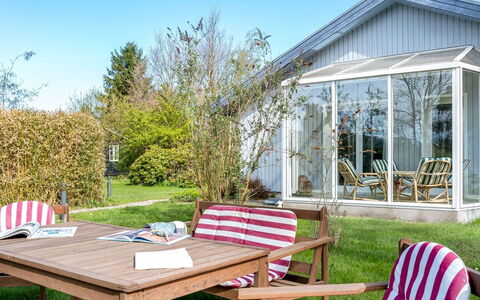 Hane - 750M from the Sea: Bois, Toit, Domicile, Maison, Architecture, Siding, Lot Terre, Chalet, Cabanon, Batiments Jardin