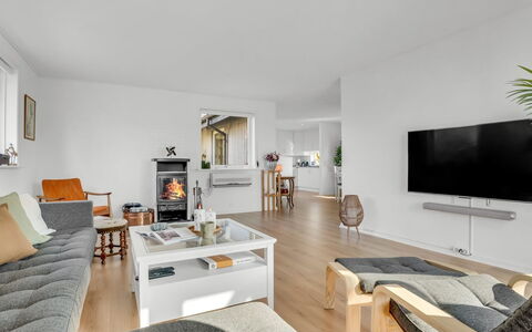 Hane - 750M from the Sea: Bois, Toit, Domicile, Maison, Architecture, Siding, Lot Terre, Chalet, Cabanon, Batiments Jardin