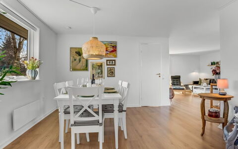 Hane - 750M from the Sea: Bois, Toit, Domicile, Maison, Architecture, Siding, Lot Terre, Chalet, Cabanon, Batiments Jardin
