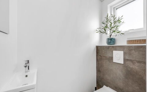 Luisa - 1Km from the Sea: Mur, Sol, Luminaire Plomberie, Sol, Salle De Bains, Design Intérieur, Toilette, Plomberie, Siège De Toilette, Robinet
