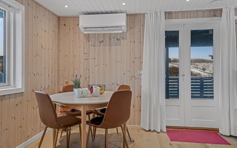 Annukka - 500M from the Sea: Toit, Maison, Domicile, Chalet, Porte, Siding, Plate-Forme, Porche, Planche, Dur