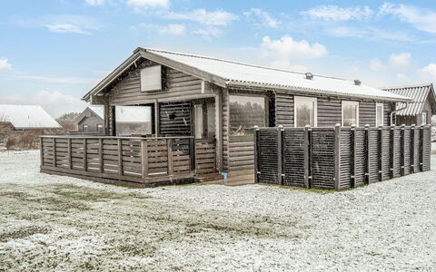 Annukka - 500M from the Sea: Toit, Maison, Domicile, Chalet, Porte, Siding, Plate-Forme, Porche, Planche, Dur
