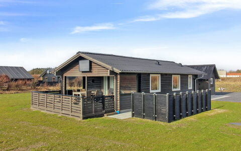 Annukka - 500M from the Sea: Toit, Maison, Domicile, Chalet, Porte, Siding, Plate-Forme, Porche, Planche, Dur