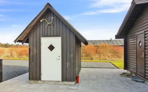 Annukka - 500M from the Sea: Toit, Maison, Domicile, Chalet, Porte, Siding, Plate-Forme, Porche, Planche, Dur