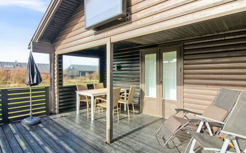 Annukka - 500M from the Sea: Toit, Maison, Domicile, Chalet, Porte, Siding, Plate-Forme, Porche, Planche, Dur
