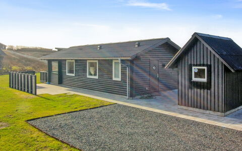 Annukka - 500M from the Sea: Toit, Maison, Domicile, Chalet, Porte, Siding, Plate-Forme, Porche, Planche, Dur