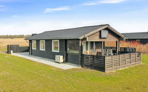 Annukka - 500M from the Sea: Toit, Maison, Domicile, Chalet, Porte, Siding, Plate-Forme, Porche, Planche, Dur