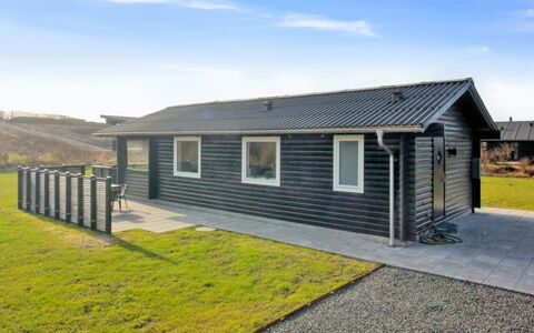 Annukka - 500M from the Sea: Toit, Maison, Domicile, Chalet, Porte, Siding, Plate-Forme, Porche, Planche, Dur