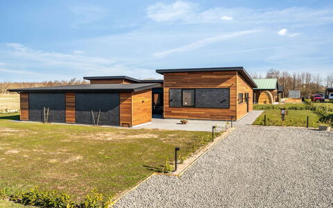 Ilze - from the Sea: Ciel, Herbe, Toit, Domicile, Maison, Lot Terre, Nuage, Plaine, Chalet, Siding