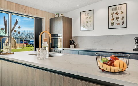 Ilze - from the Sea: Cuisine, Bois, Comptoir, Appareil De Cuisine, Sol, Design Intérieur, Électroménager, Meubles, Principaux Appliance, Cabinetry