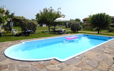 Silea Apartments, Pool, Garden, Treviso: Bleu, Piscine, Composite, Recours, Loisir, Ombre, Arrière-Cour, Hacienda, Cour, Hôtel