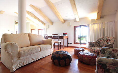 Silea Apartments, Pool, Garden, Treviso: Meubles, Design Intérieur, Sol, Sol, Canapé, Pièce, Bois, Salon, Table, Textile