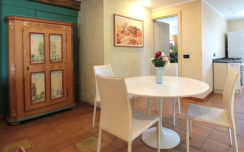 Silea Apartments, Pool, Garden, Treviso: Meubles, Design Intérieur, Sol, Bois, Table, Sol, Salle À Manger, Pièce, Table Cuisine Et Salle A Manger, Chaise