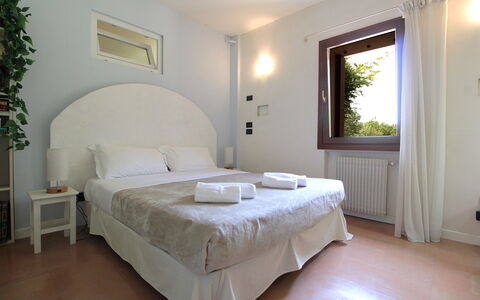 Silea Apartments, Pool, Garden, Treviso: Design Intérieur, Chambre, Lit, Plafond, Meubles, Pièce, Sol, Domicile, Literie, Drap De Lit