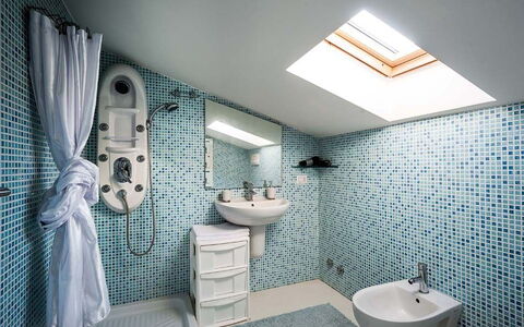 Cala Marina: Bleu, Salle De Bains, Luminaire Plomberie, Design Intérieur, Sol, Lavabo, Sol, Évier, Toilette, Robinet