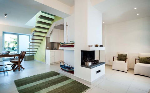 Cala Marina: Meubles, Design Intérieur, Sol, Sol, Mur, Plafond, Pièce, Bois, Salon, Canapé