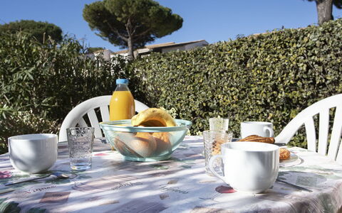 Port Lano: Vaisselle, Meubles, Table, Nappe De Table, Drinkware, Serveware, Mobilier De Jardin, Linge, Tableau De Plein Air, Chaise