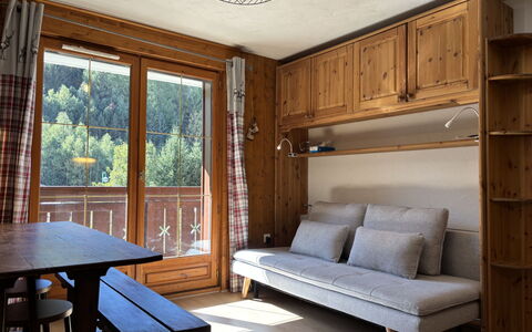 Chalets D'Or a: Meubles, Bois, Design Intérieur, Sol, Sol, Pièce, Table, Tache De Bois, Salon, Dur