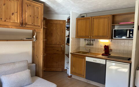 Chalets D'Or a: Meubles, Bois, Cabinetry, Sol, Design Intérieur, Sol, Placard, Cuisine, Comptoir, Pièce