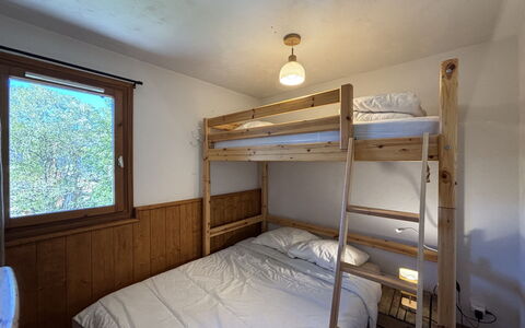 Chalets D'Or a: Bois, Chambre, Sol, Sol, Tache De Bois, Dur, Lit, Meubles, Plafond, Cadre De Lit