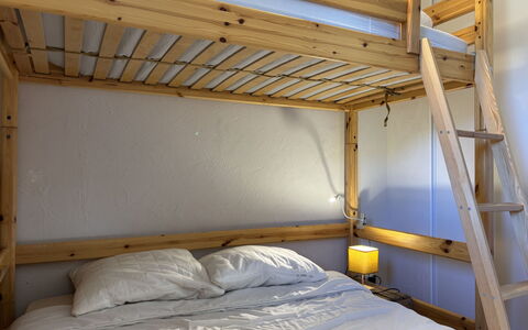 Chalets D'Or a: Lit, Lit Superposé, Chambre, Bois, Meubles, Literie, Drap De Lit, Design Intérieur, Linge, Éclairage