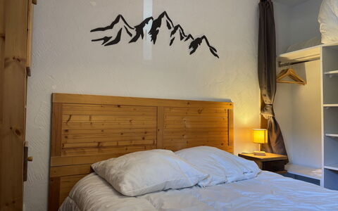 Chalets D'Or a: Lit, Chambre, Mur, Literie, Drap De Lit, Bois, Design Intérieur, Meubles, Linge, Éclairage