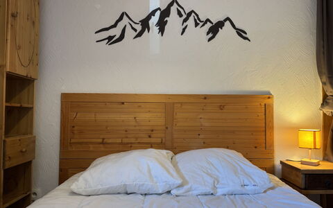 Chalets D'Or a: Chambre, Literie, Lit, Linge, Cadre De Lit, Oreiller, Drap De Lit, Throw Pillow, Conception, Tache De Bois