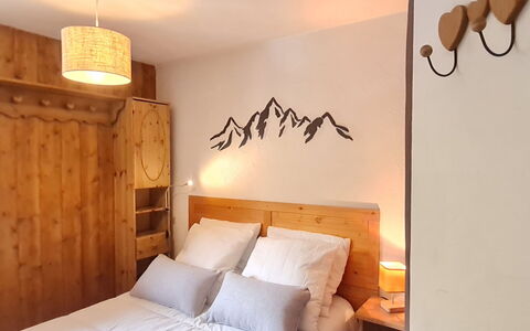 Chalets D'Or a: Lit, Chambre, Literie, Drap De Lit, Meubles, Mur, Design Intérieur, Bois, Linge, Cadre De Lit