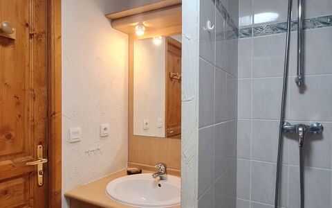 Chalets D'Or a: Lavabo, Luminaire Plomberie, Sol, Mur, Salle De Bains, Design Intérieur, Sol, Bois, Évier, Robinet