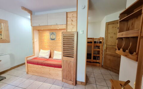 Balcons des Pistes C: Design Intérieur, Bois, Meubles, Sol, Sol, Plafond, Pièce, Éclairage, Étagère, Tache De Bois