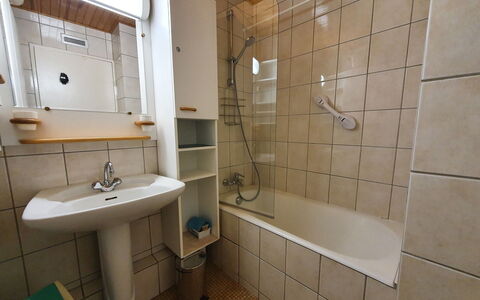 Les Deux Alpes 633: Salle De Bains, Lavabo, Luminaire Plomberie, Évier, Mur, Sol, Design Intérieur, Sol, Robinet, Plomberie
