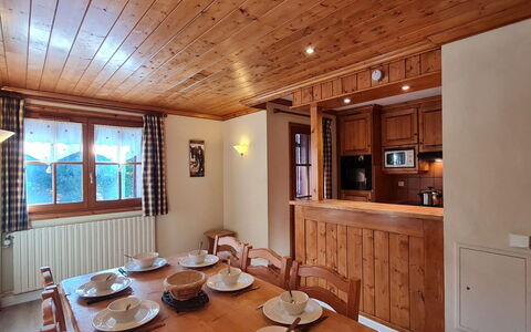 Alpina Lodge: Bois, Plafond, Design Intérieur, Maison, Meubles, Domicile, Tache De Bois, Dur, Cabinetry, Pièce