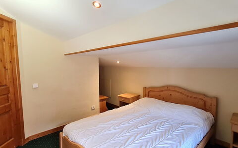 Alpina Lodge: Lit, Chambre, Literie, Drap De Lit, Meubles, Bois, Design Intérieur, Sol, Sol, Plafond