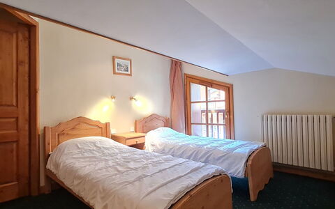 Alpina Lodge: Lit, Meubles, Bois, Chambre, Design Intérieur, Drap De Lit, Plafond, Sol, Pièce, Literie
