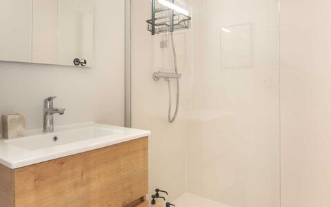 Cytises: Salle De Bains, Sol, Mur, Luminaire Plomberie, Sol, Design Intérieur, Lavabo, Armoire De Toilette, Miroir, Plomberie