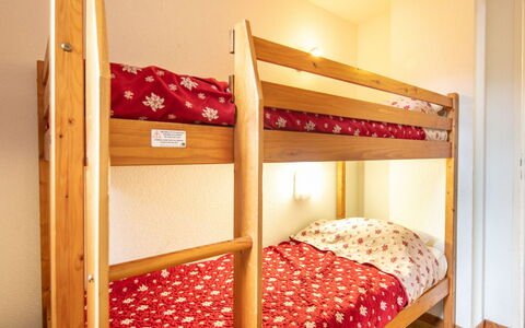V du Bachat Arolles a: Lit, Bois, Chambre, Drap De Lit, Literie, Lit Superposé, Design Intérieur, Sol, Sol, Textile