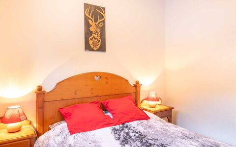 La Turra: Lit, Chambre, Meubles, Literie, Drap De Lit, Design Intérieur, Bois, Pièce, Domicile, Cadre De Lit