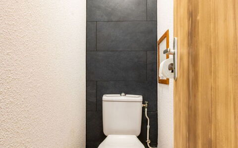 La Turra: Siège De Toilette, Toilette, Mur, Salle De Bains, Luminaire Plomberie, Sol, Sol, Plomberie, Tuile