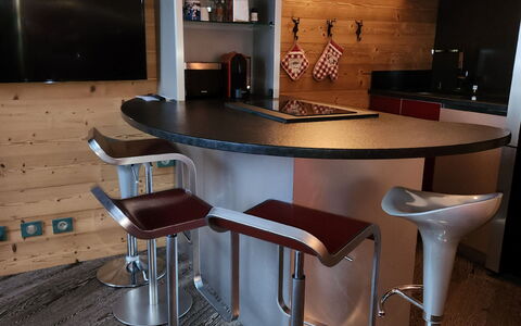 T du Morel a: Meubles, Bois, Sol, Design Intérieur, Tabouret, Sol, Éclairage, Comptoir, Chaise, Cuisine