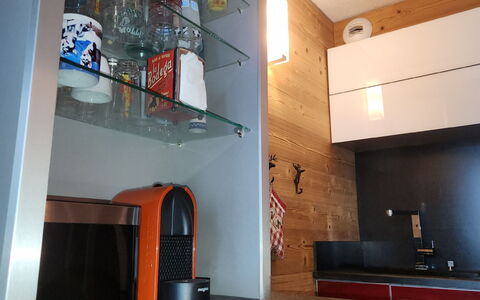 T du Morel a: Rayonnage, Design Intérieur, Étagère, Éclairage, Appareil De Cuisine, Cuisine, Meubles, Pièce, Domicile, Électroménager