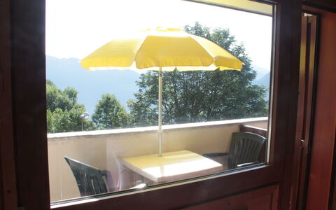T du Morel a: Meubles, Mobilier De Jardin, Chaise, Ombre, Tableau De Plein Air, Balcon, Tache De Bois, Parapluie, Eco Hôtel, Dur